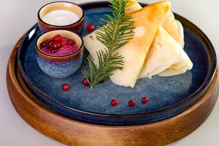 Блины со сметаной, соусом из брусники и сгущенки