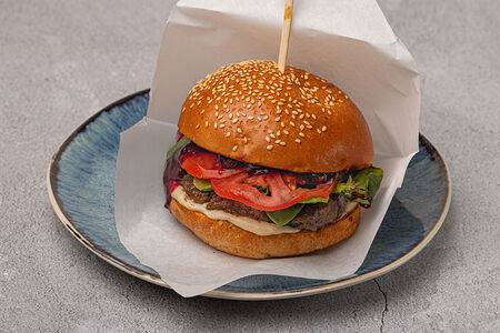 Бургер с брусникой и шпинатом
