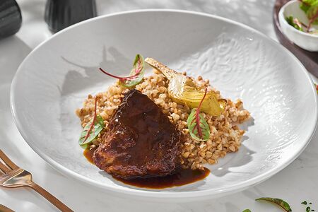 Телячьи щёчки с гречкой, пармезаном и артишоком
