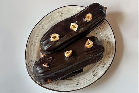 Шоколадный эклер