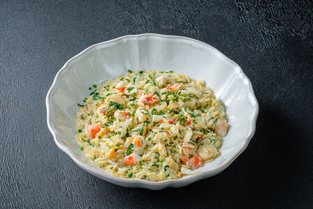 Орзо с крабом и гребешком