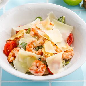 Салат Цезарь с креветками