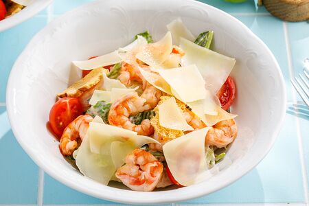 Салат Цезарь с креветками