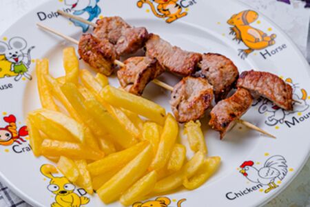 Детский шашлык из телятины с картофелем фри