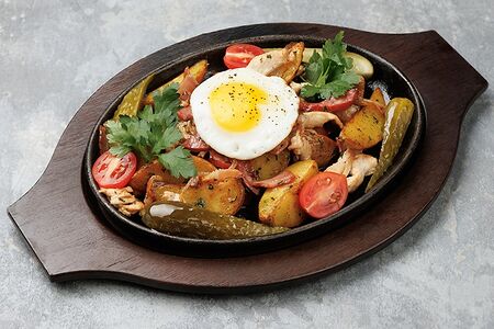 Альпийская сковородка с колбасками