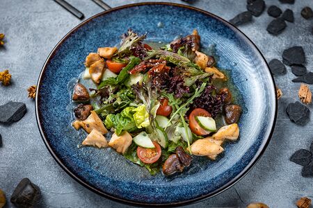 Салат с куриными сердечками и соусом Айоли