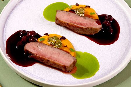 Утка с тыквенным пюре и соусом из черешни
