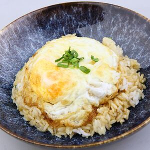 Жареный рис с овощами и яйцом