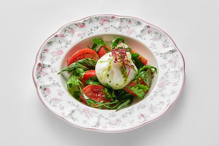 Буррата со сладкими томатами и соусом песто