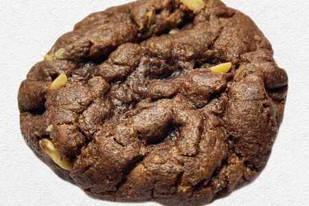 Печенье Cookievruki шоколадное с фундуком, молочным и белым шоколадом 