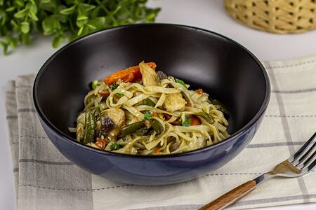 Удон с курицей и овощами