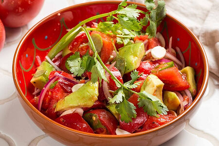 Салат из авокадо и миндаля