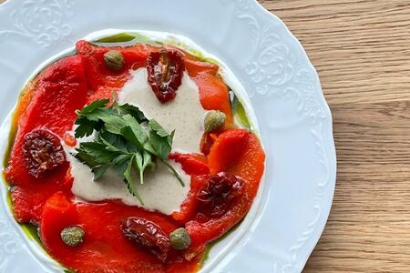 Карпаччо из запеченных перцев с кремом из шпротов 