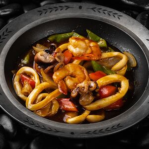 Кальмары, осьминоги на сковороде с чесноком и зеленым луком