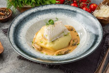 Треска в креветочном соусе с мидиями