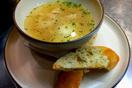 Куриный бульон с домашней лапшой и яйцом пашот