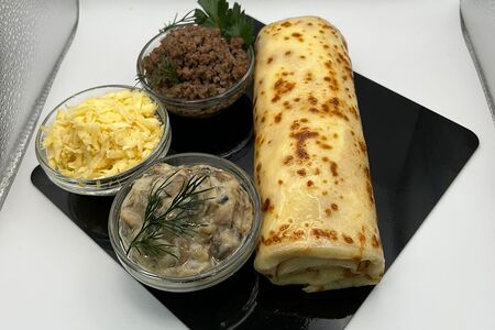 Блинчик с фаршем из говядины, сыром и грибами в сливочном соусе