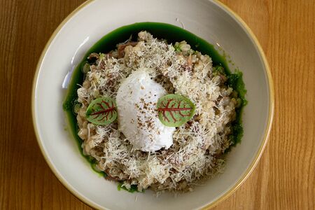 Перловка с томленой говядиной и яйцом пашот