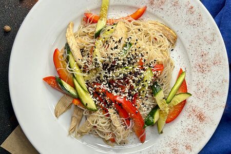 Острая фунчоза с овощами и цыпленком                          