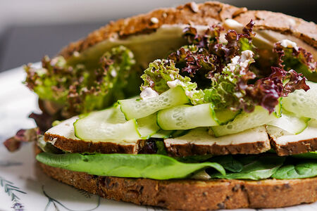 Сэндвич с авокадо и копченым тофу