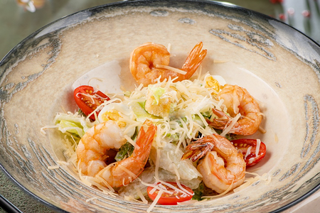 Цезарь с тигровыми креветками