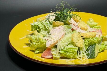 Салат Цезарь с креветками