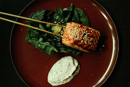 Лосось, шпинат и азиатский тартар