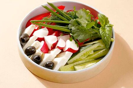 Свежие овощи с домашним сыром