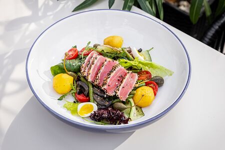 Нисуаз с тунцом на гриле