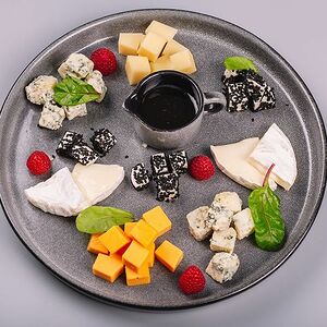 Ассорти европейских сыров