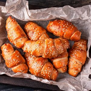 Рогалик пшеничный с чесноком и пряными травами