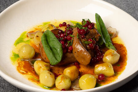 Язычки ягненка с копченым картофелем и соусом черный перец