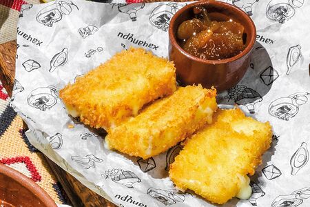 Жареный сулугуни с инжирным вареньем