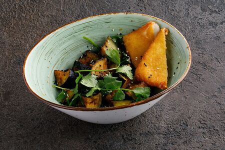 Салат из хрустящих баклажанов, сыра фри и томатов