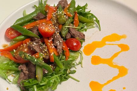 Теплый салат с говядиной, спаржей и перцем