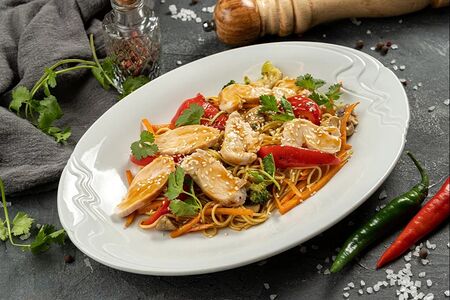 Лапша в азиатском стиле с курицей