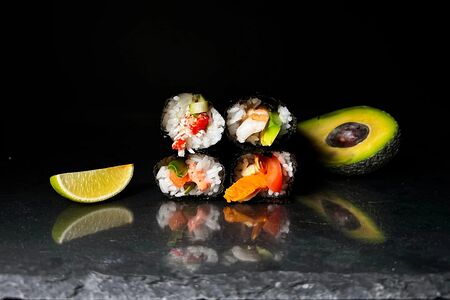 Хенд-ролл с тигровыми креветками 