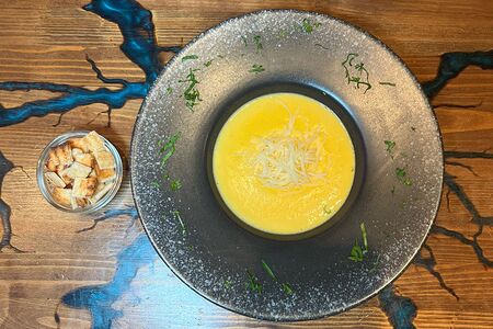 Крем-суп сырный с хрустящими гренками                        