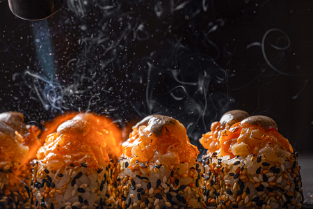 Ролл вулкан с лососем и гребешком