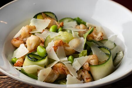 Зеленый салат с креветками и греческой заправкой