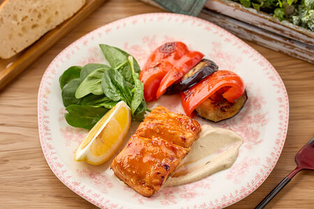 Стейк из лосося с овощами гриль