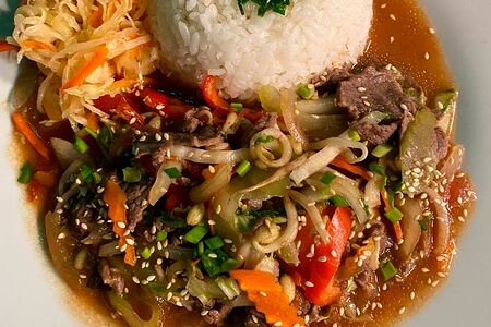 Ком Сао рис на пару с обжаренными овощами и мясом