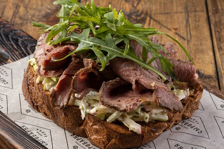 Брускетта с ростбифом