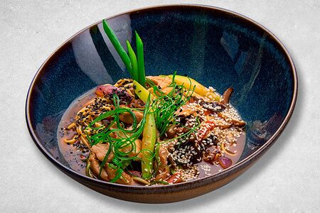 Яичная лапша с курицей и овощами 