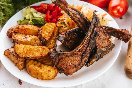 Шашлык из бараньих рёбер с гарниром