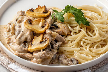 Куриное фрикасе с макаронными изделиями