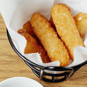 Моцарелла во фритюре с ягодным соусом 