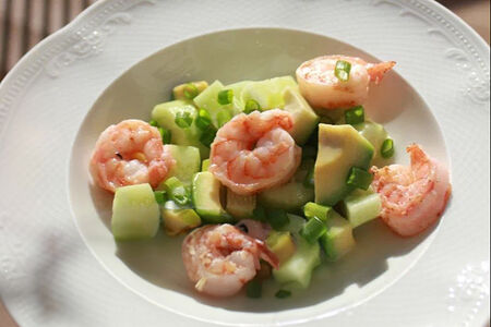 Зеленый салат с креветкой и авокадо 