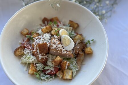 Салат Цезарь с куриным бедром