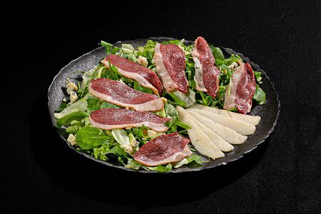Салат из утиной грудки с грушей и сыром Дорблю